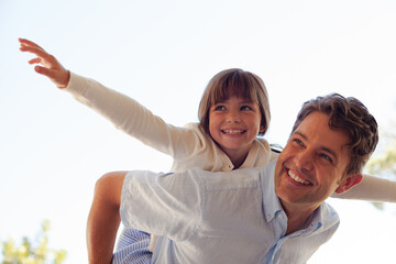 Obraz premium Father and daughter hugging outdoors