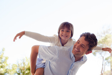 Obraz premium Father and daughter hugging outdoors