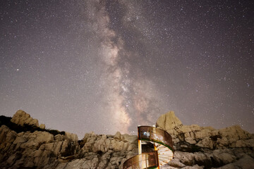 立ち昇る天の川銀河、夏の大三角形
