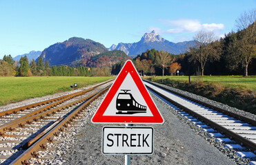 Streik bei der Bahn. Bahnschienen und ein Schild mit einer Lok