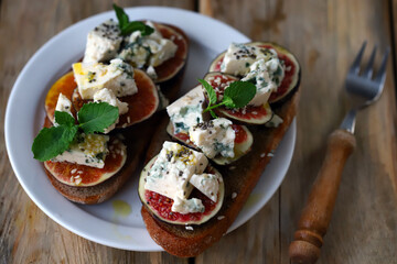 Delicious toast with gorgonzola cheese and figs. Healthy snack. Keto toast. - obrazy, fototapety, plakaty