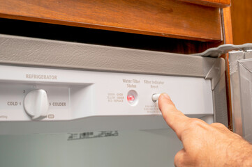 Water filter status light