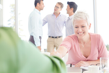 Obraz premium Business people shaking hands in meeting