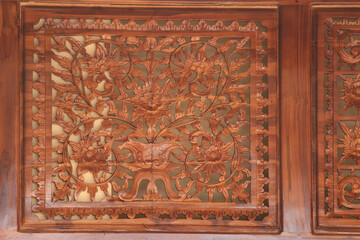 Carved and carved patterns on the walls and windows of Indonesian wooden houses, with traditional ethnic nuances that are artistic and classy.
