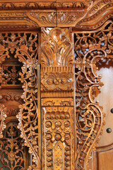 Carved and carved patterns on the walls and windows of Indonesian wooden houses, with traditional ethnic nuances that are artistic and classy.
