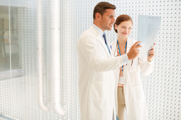 Obraz premium Doctors examining transparency