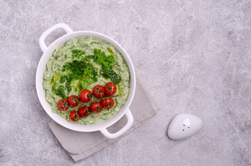 Mashed potatoes with tomatoes and green sauce