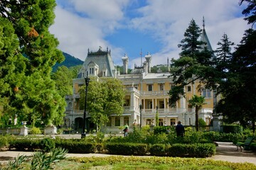 Fototapeta na wymiar Tourists sightsee in the former royal Masandra Palace and in the adjacent park