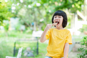 Fototapeta premium asian girl eating ice cream with blur background