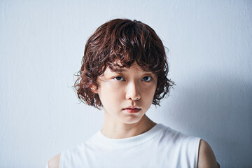 ショートヘアの女性