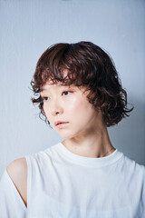 ショートヘアの女性