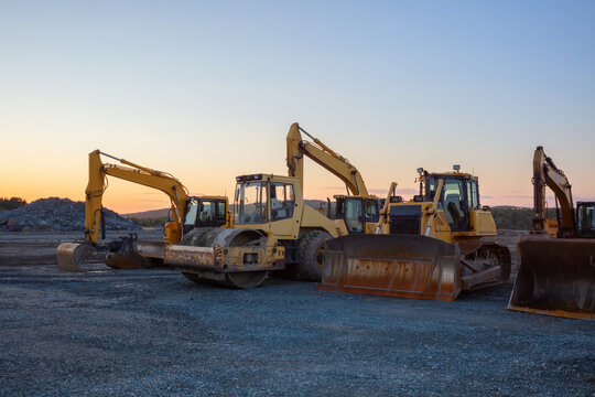 construction excavating equipment bulldozer earthmover backhoe hydraulic machines heavy tools