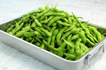 バットに入った山盛りの枝豆