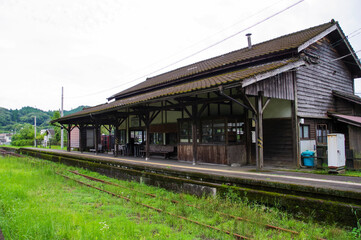 九州の山間部に残るレトロな木造駅舎
