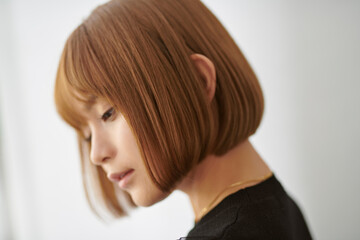 ショートヘアの女性