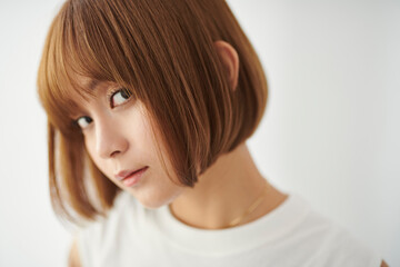 Naklejka premium ショートヘアの女性