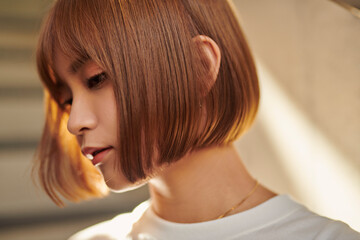 ショートヘアの女性