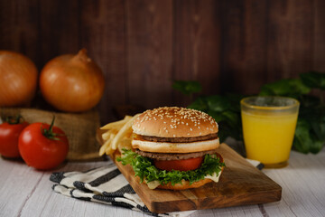 グルメハンバーガーとフレンチフライとジュース