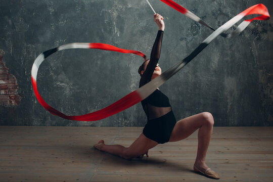 Gymnast girl ribbon Imágenes recortadas de stock - Alamy