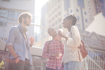 Obraz premium People shaking hands on city street