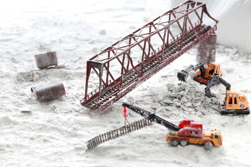 災害で倒壊した鉄橋と復旧のジオラマ風景