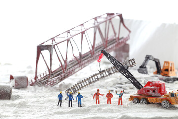 災害で倒壊した鉄橋と復旧のジオラマ風景