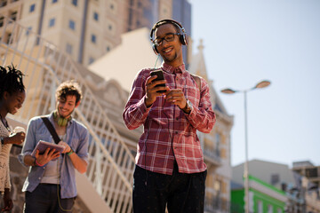 Obraz premium Man listening to mp3 player outdoors