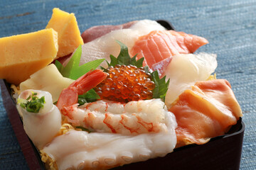 色あざやかな日本の伝統料理のちらし寿司