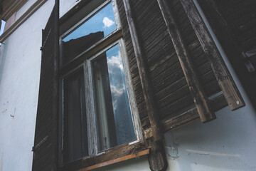 Stare drewniane okna w zabytkowym domu - obrazy, fototapety, plakaty