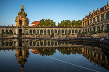Fototapeta na wymiar Dresden, Zwinger im Sonnenaufgang