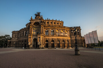 Dresden, Semperoper im Sonnenaufgang