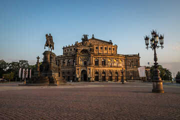 Fototapeta na wymiar Dresden, Semperoper im Sonnenaufgang