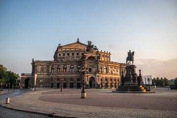 Dresden, Semperoper im Sonnenaufgang