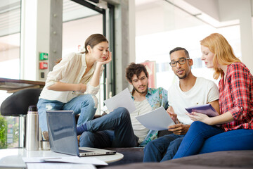 Obraz premium People working together in cafe