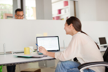 Obraz premium People talking in office