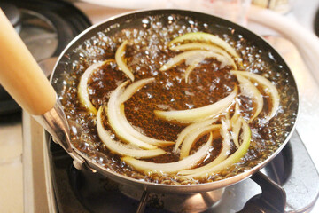 カツを卵でとじた丼ぶりの調理