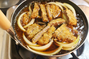 カツを卵でとじた丼ぶりの調理