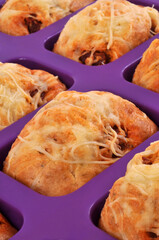 Cakes salés dans un moule en silicone en gros plan