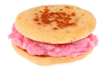 Macaron au tamara en gros plan sur fond blanc
