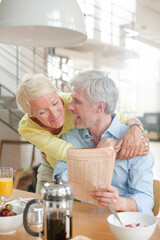 Obraz na płótnie Canvas Older couple hugging with coffee cup