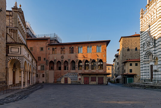 Fassaden am Domplatz in der Altstadt von Pistoia in der Toskana in Italien