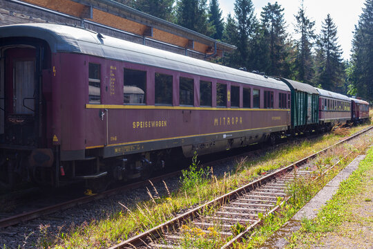Alter Speisewagen der DDR-Staatsbahn am Bahnhof Rennsteig.