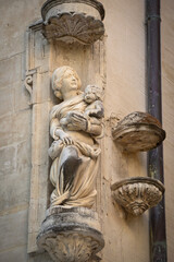 statue sur la fa&ccedil;ade d'une maison de la ville d'Avignon