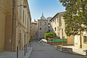 Fototapeta na wymiar une rue de la ville d'Avignon en France