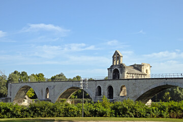 Fototapeta na wymiar vue du pont de la ville d'Avignon en France