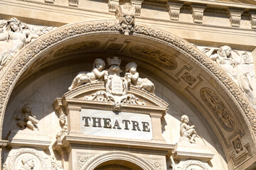 vue extérieur du théâtre de la ville d'Avignon