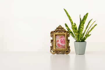 白テーブルに小物をのせたインテリアイメージ