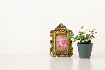 白テーブルに小物をのせたインテリアイメージ