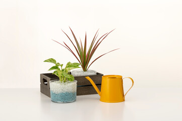 白テーブルに小物をのせたインテリアイメージ