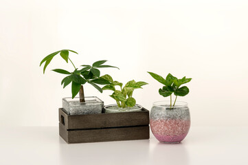 白テーブルに小物をのせたインテリアイメージ